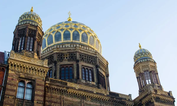 view of the main synagogue in berlin, which has a magnificient dome.