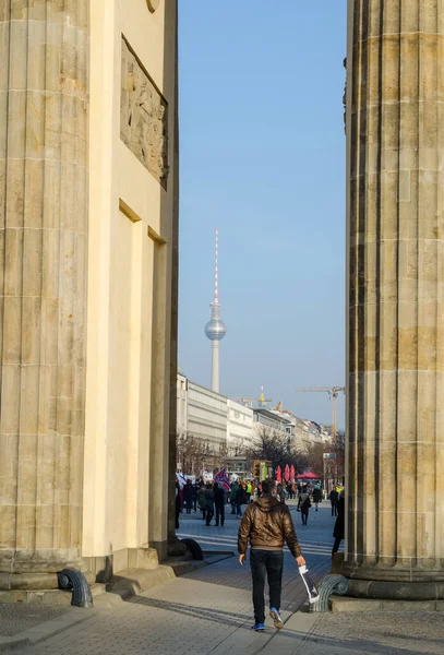 Человек Проходит Через Бранденбургер Тор Берлине Смотрит Башню Папоротником — стоковое фото
