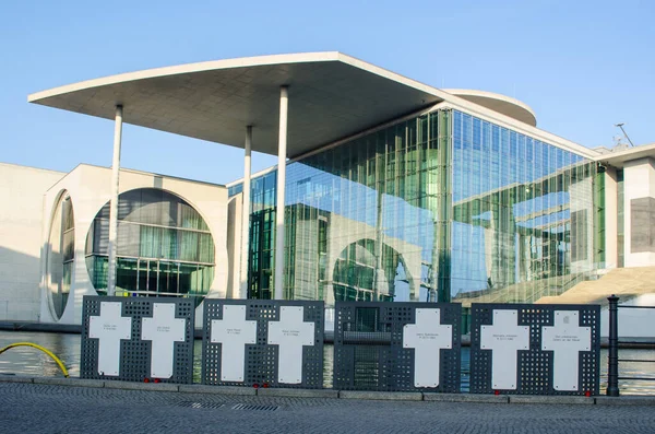 Berlin 'deki Marie-Elisabeth-Luders-Haus binası Reichstag binasının arkasında yer almakta ve nehrin karşı kıyısında 8 haç bulunmakta..