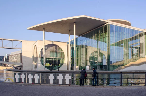 Berlin 'deki Marie-Elisabeth-Luders-Haus binası Reichstag binasının arkasında yer almakta ve nehrin karşı kıyısında 8 haç bulunmakta..