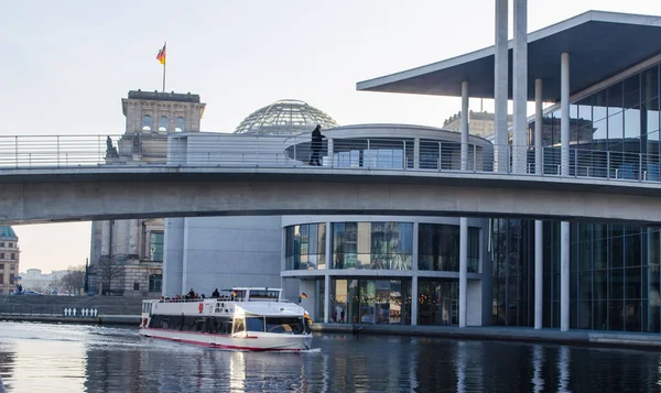 游轮正驶过柏林的帝国大厦 — 图库照片