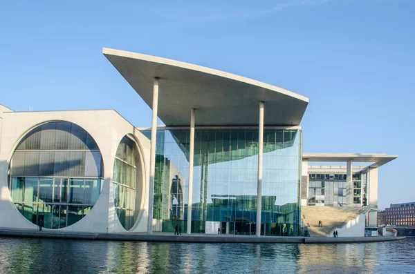 Berlin 'deki Marie-Elisabeth-Luders-Haus, Reichstag' ın tam karşısındaki eğlence nehrinin hemen karşısında yer alan ilginç bir bina..