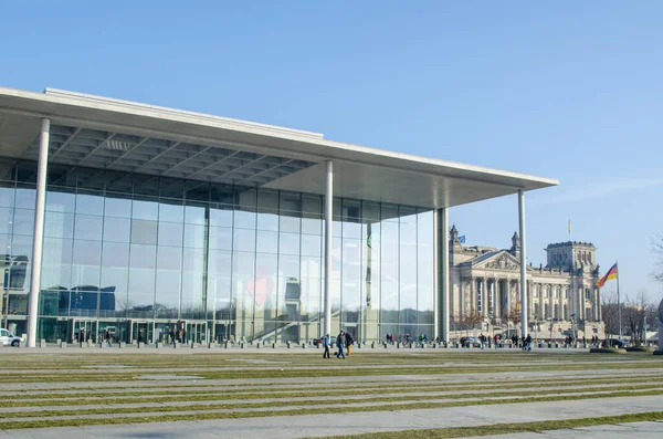 Berlin 'deki parlamentonun Reichstag koltuğuna ait idari bina olan Paul Lobe Haus' un manzarası.