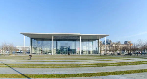 Berlin 'deki parlamentonun Reichstag koltuğuna ait idari bina olan Paul Lobe Haus' un manzarası.