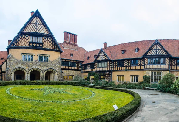 Potsdam 'daki sarayın manzarası, Stalin, Churchill ve Truman' ın Avrupa 'nın ikinci dünya savaşı sonrası bölünmüşlüğünü belirlemek için konferans düzenlediği yer..