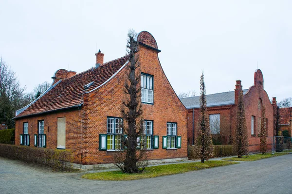 Potsdam 'daki yeni bahçe parkının içindeki küçük tuğladan evler..