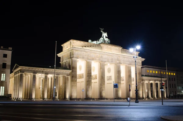 ベルリンのブランダーバーゲン トールの夜景は — ストック写真