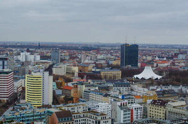Berlin 'in Potzdamer Platz' daki gökdelenin tepesinden görünüşü..