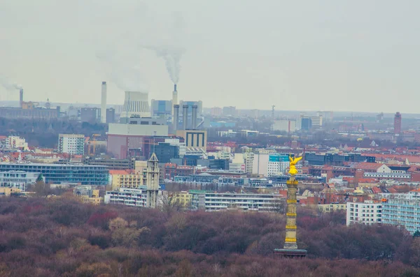 Arkasında Berlin 'in Siegessaule ve Industril Bölgesi' nin havadan görüntüsü var..