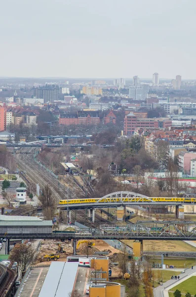 Berlin 'de demiryolu üzerinden geçen bir çok köprünün havadan görüntüsü.