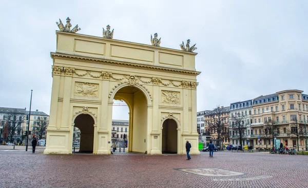 Potsdam 'daki mardenburger dükkânı eskiden şehrin kapısı olarak kullanılıyordu, bugünlerde sadece turistik bir yer..