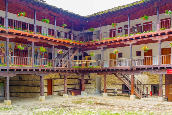 Bulgaristan 'daki ünlü Truva manastırının iç avlusunun manzarası