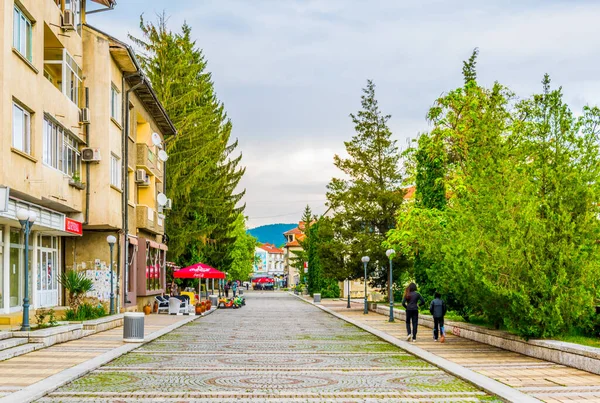 İspanya şehri Troyan 'ın merkezinden geçen ana bulvarın görüntüsü