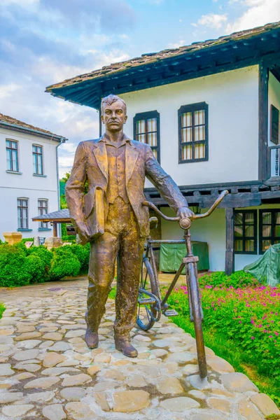 İspanya 'nın Truva şehrinde bisikletli bir adamın heykeli.