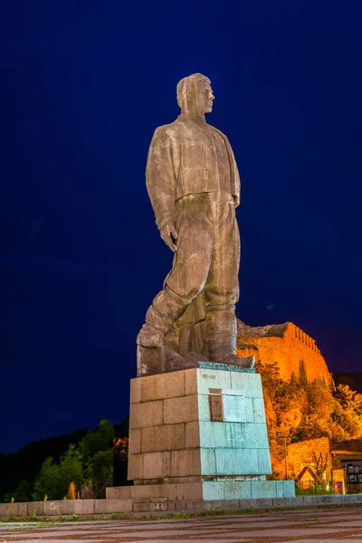İspanya 'nın Lovech şehrinde bulunan ulusal kahraman Vasil Levski için aydınlatılmış anıt