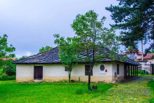 看那座被土耳其军队俘虏的牛群民族英雄瓦西里 列夫斯基的房子 — 图库照片