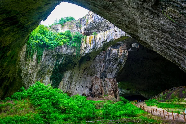 Bulgaristan 'daki Devetashka mağarası, Lovech yakınlarında.