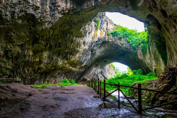 Bulgaristan 'daki Devetashka mağarası, Lovech yakınlarında.