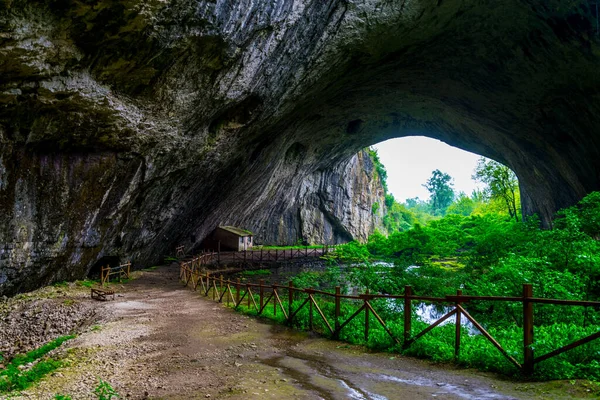 Bulgaristan 'daki Devetashka mağarası, Lovech yakınlarında.