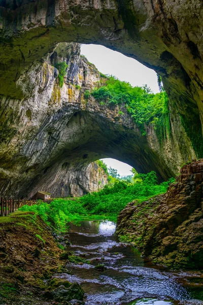 Bulgaristan 'daki Devetashka mağarası, Lovech yakınlarında.