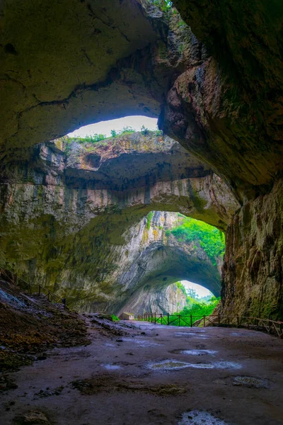 Bulgaristan 'daki Devetashka mağarası, Lovech yakınlarında.