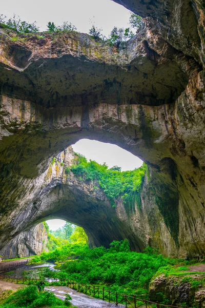 Bulgaristan 'daki Devetashka mağarası, Lovech yakınlarında.
