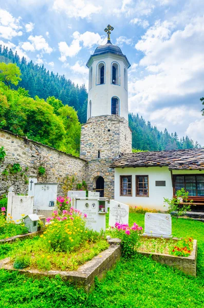 Rodop dağlarındaki Shiroka laka köyündeki eski bir kilise manzarası, Bulgari