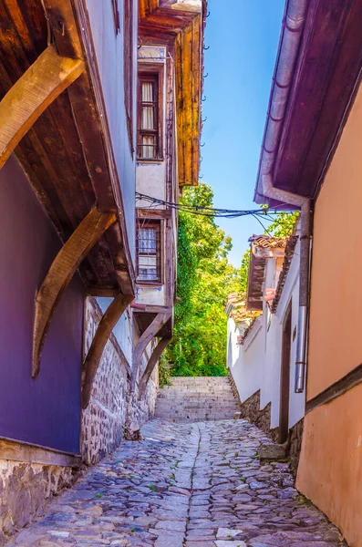 Bulgar kenti Plovdi 'nin tarihi bölümünde dar bir sokak manzarası