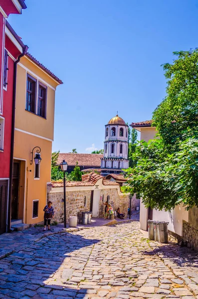 Bulgar kenti Plovdi 'nin tarihi bölümünde dar bir sokak manzarası