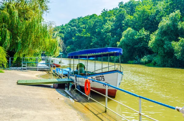 Bulgaristan 'da ropotamo nehrinde gemi gezisi yapan demirlemiş ve bekleyen bir tekne manzarası