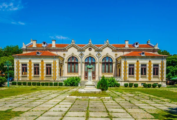 Dobri Voynikov, Macaristan şehrinde bir bina inşa ediyor.