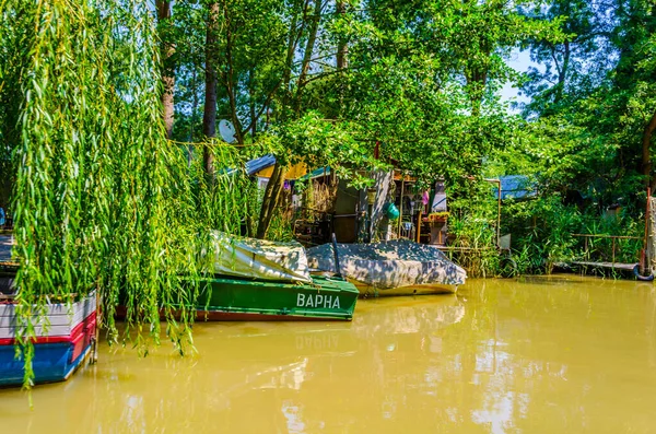 Bulgaristan 'da ropotamo nehrinde gemi gezisi yapan demirlemiş ve bekleyen bir tekne manzarası