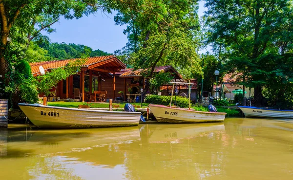 Bulgaristan 'da ropotamo nehrinde gemi gezisi yapan demirlemiş ve bekleyen bir tekne manzarası