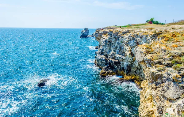 Bulgari 'deki Karadeniz kıyısında duran kamen bryag kayalıklarının manzarası