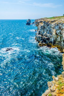 Bulgari 'deki Karadeniz kıyısında duran kamen bryag kayalıklarının manzarası