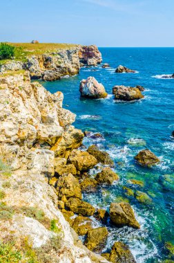 Bulgari 'deki Karadeniz kıyısında duran kamen bryag kayalıklarının manzarası