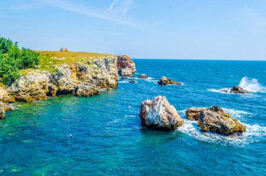 Bulgari 'deki Karadeniz kıyısında duran kamen bryag kayalıklarının manzarası