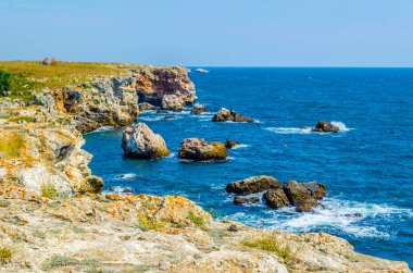 Bulgari 'deki Karadeniz kıyısında duran kamen bryag kayalıklarının manzarası