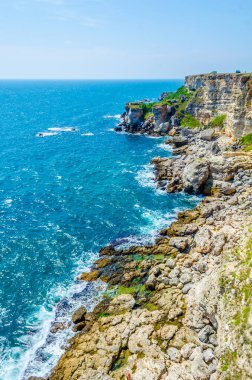 Bulgari 'deki Karadeniz kıyısında duran kamen bryag kayalıklarının manzarası