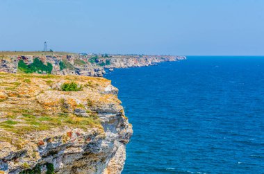 Bulgari 'deki Karadeniz kıyısında duran kamen bryag kayalıklarının manzarası