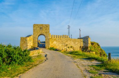 Bulgari 'deki Kaliakra kalesine açılan bir kapı görünüyor.