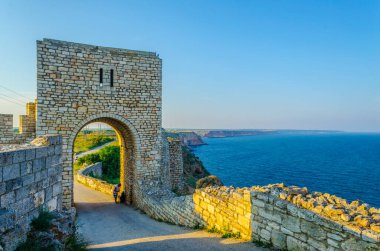 Bulgari 'deki Kaliakra kalesine açılan bir kapı görünüyor.