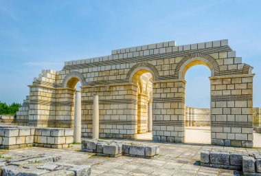 Bulgaristan 'ın ilk başkenti Pliska' daki katedralin yıkıntılarının ayrıntıları