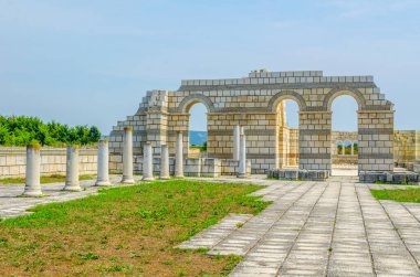 Bulgaristan 'ın ilk başkenti Pliska' daki katedralin yıkıntılarının ayrıntıları