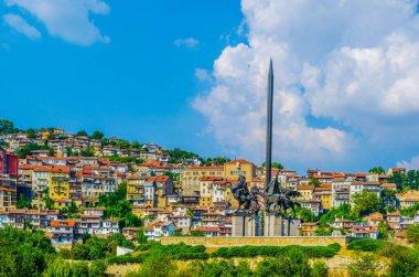 Bulgaristan 'daki asenevtsi heykelinin çoğunlukta olduğu Veliko Tarnovo kasabasının manzarası