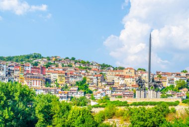 Bulgaristan 'daki asenevtsi heykelinin çoğunlukta olduğu Veliko Tarnovo kasabasının manzarası