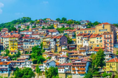 Bulgari 'nin eski kenti Veliko Tarnovo' daki geleneksel evlerin manzarası
