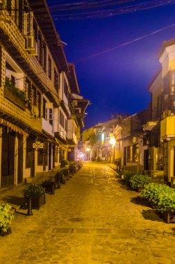 İspanya 'nın Veliko Tarnov şehrindeki boş bir caddenin gece görüşü