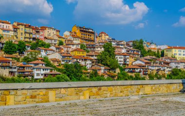 Bulgari 'nin eski kenti Veliko Tarnovo' daki geleneksel evlerin manzarası