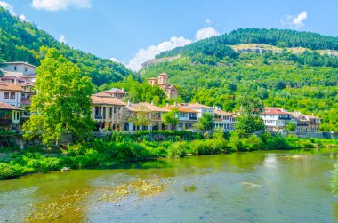 Veliko Tarnovo, Bulgari 'deki Yantra Nehri' nin kıyısında.